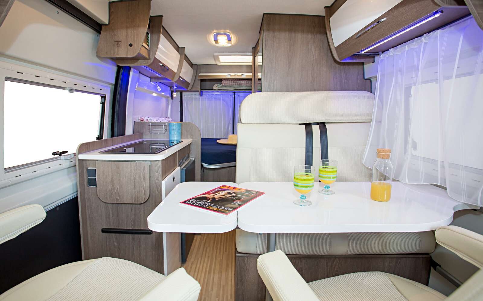 L'intérieur fonctionnel du Randger R540 avec ses 4 places carte grise et ses 3 places nuit de série