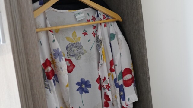 La hauteur de penderie ne permet pas de suspendre des vêtements trop longs. Dommage, on ne trouve pas de tringle dans la salle d'eau.