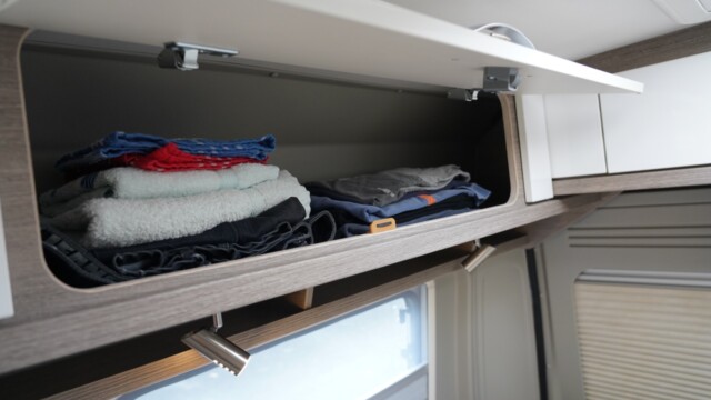 Sur trois côtés, la chambre est ceinturée de placards de pavillon de 33 cm de profondeur.