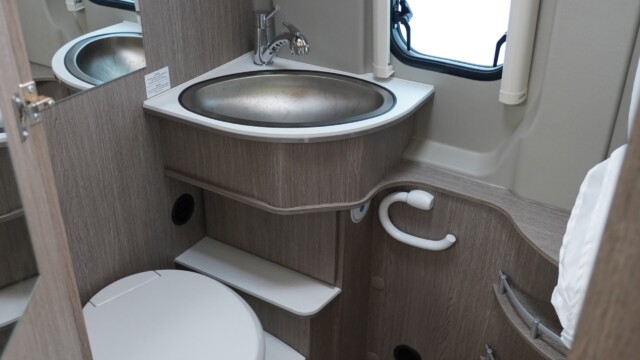 La hauteur intérieure, lorsque le plancher du receveur est installé, atteint 175 cm. Les grands devront rentrer la tête.