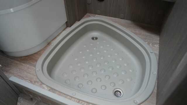 Belle profondeur du receveur de douche avec deux bondes d'évacuation.