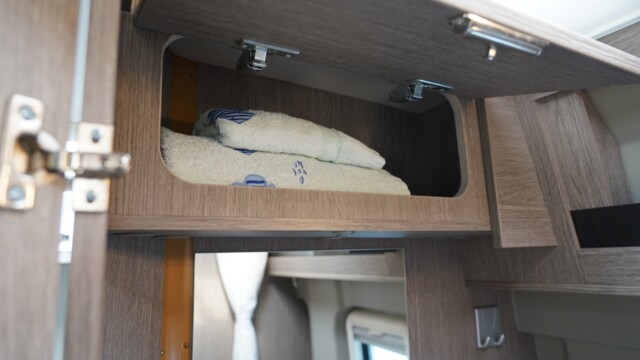 Placard de salle d'eau. Sa profondeur permet d'accueillir des serviettes.