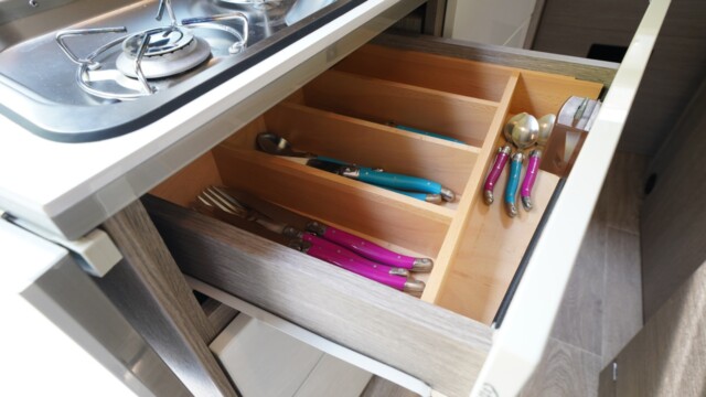 L'ouverture du tiroir à couverts n'est pas totale. Et les coulisses à galets dénotent par rapport aux autres...