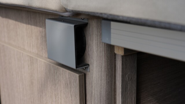 Sortie d'air chaud à l'arrière du véhicule, le long des portes. D'où se déflecteur en métal.