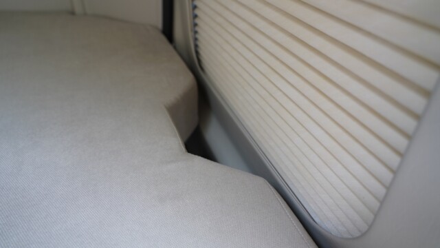 Passage de main dans le matelas pour atteindre la poignée.