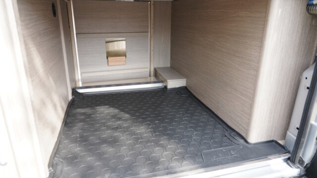 La hauteur de soute atteint 72 cm. Sans doute qu'un double plancher permettrait d'optimiser le rangement.