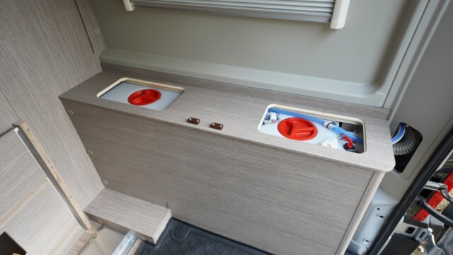 Deux bouchons permettent d'accéder à l'ensemble du réservoir en prévision du nettoyage. Bien vu !