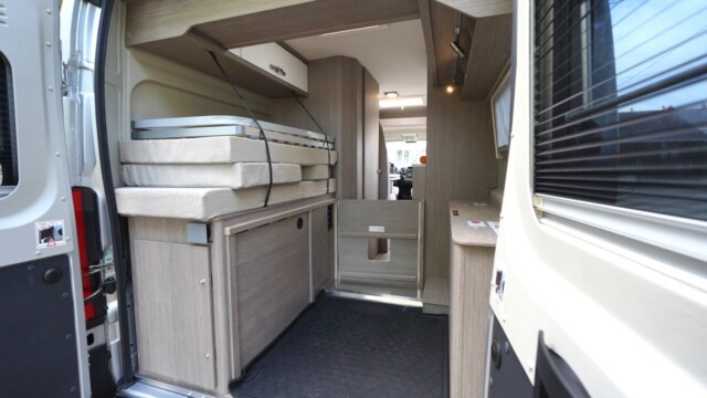 Pas d'articulation du sommier, contrairement à d'autres modèles. On libère le volume de soute en empilant la literie.