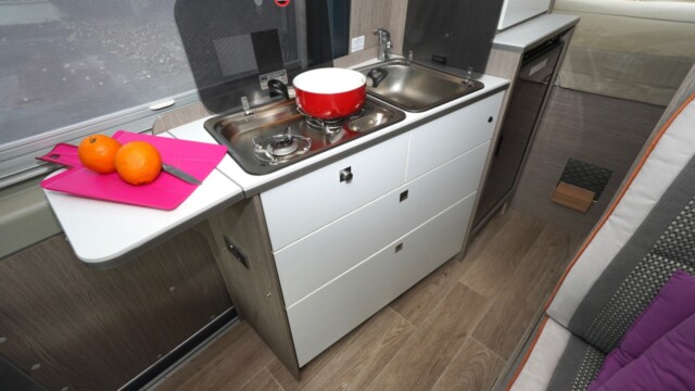 Le meuble de cuisine est plus étroit d'un côté que de l'autre. Il en va de même des rangements. La rallonge n'interdit pas le passage.