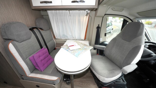 Suffisante, la profondeur de dînette (120 cm) permet de manger face-à-face sans se cogner les genoux.