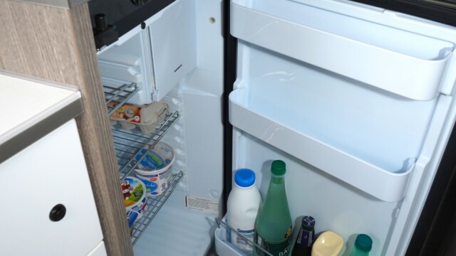 Réfrigérateur Dometic de 80 litres. La sélection des 3 énergies n'est pas automatique. Dommage !