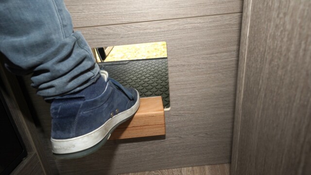 La hauteur du lit (90 cm du plancher) rend nécessaire cet appui. À la descente, c'est plus compliqué.