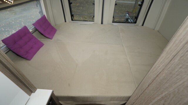 Avec un lit de 145 cm de largeur, c'est royal ! La fenêtre est positionnée du côté de la tête de lit. Ce qui n'est pas forcément une bonne nouvelle pour les stores qui risquent d'être écrasés par les coussins...