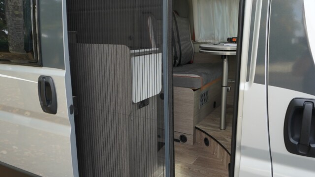 Marchepied électrique et moustiquaire de porte sont prévus d'origine sur la version 2 WIN.