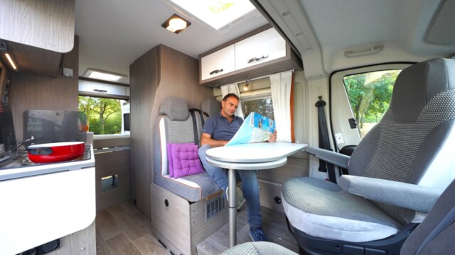 Pas de commande déportée pour le plafonnier central. Ne cherchez pas, l'interrupteur est directement dessus...