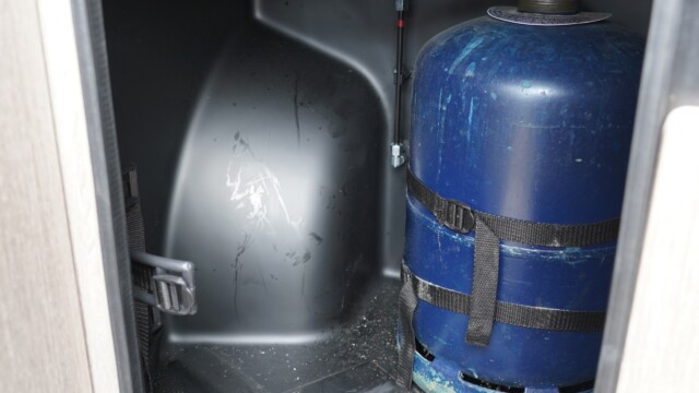 Coffre à gaz réalisé d'une seule pièce thermoformée et totalement étanche. En revanche, pas de disposition permettant le chauffage en roulant.