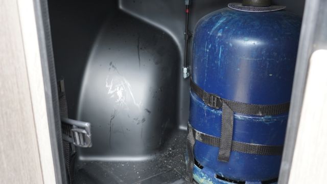 Coffre à gaz réalisé d'une seule pièce thermoformée et totalement étanche. En revanche, pas de disposition permettant le chauffage en roulant.