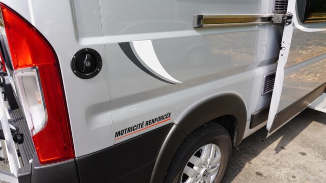 Coupelle de remplissage du réservoir d'eau propre sur le côté droit du véhicule.