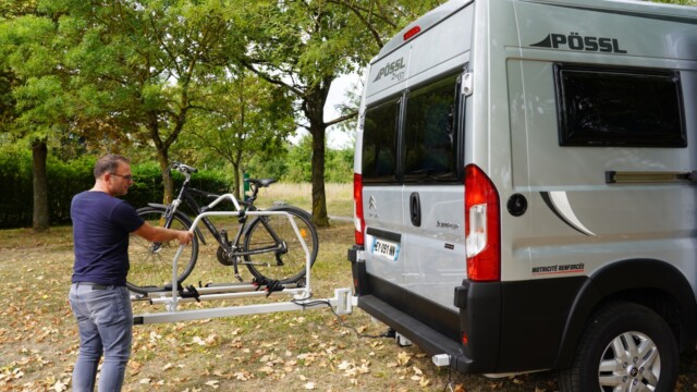 Le porte-vélos Busbiker libère l'accès extérieur au fourgon. Une fois en place, il allonge la longueur hors-tout de 75 cm.