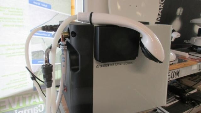 Douche avec chauffe-eau mobile au gaz Carbest (environ 270€).