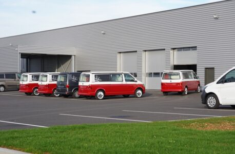 En bout de chaîne, après les contrôles de qualité, les vans sont prêts au départ vers la France et toute l'Europe.