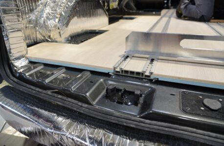 Le plancher spécifique intègre les rails et une bonne épaisseur d'isolant Styrofoam.