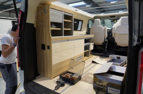 Le mobilier est assemblé au préalable et installé d'un seul bloc dans le véhicule.