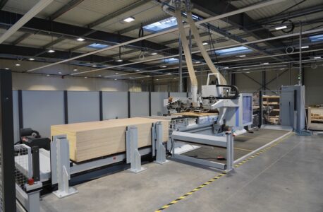 La menuiserie intégrée accueille une nouvelle machine à découpe numérique ultra-performante. D'autres sont spécialisées dans la pose des chants droits et courbes.