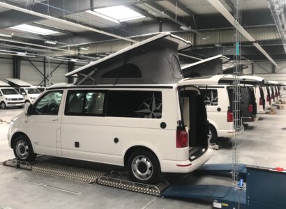 Comme dans l'automobile, la production est cadencée par l'avancement de la chaîne tractée. C'est une première dans ce secteur du van.