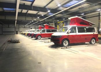 Les Westfalia Sixty s'alignent comme à la parade sur la première des chaînes de production mise en service. Une deuxième pourrait suivre en fonction des évolutions du marché.