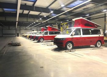 Les Westfalia Sixty s'alignent comme à la parade sur la première des chaînes de production mise en service. Une deuxième pourrait suivre en fonction des évolutions du marché.