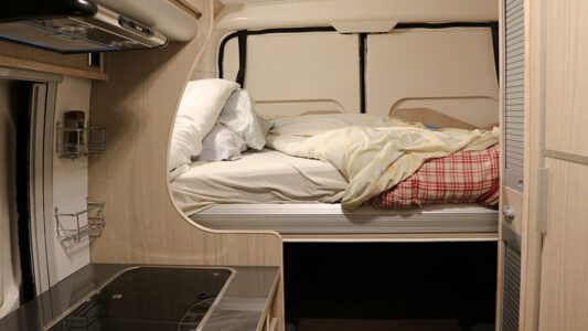 La nuit le lit transversal double s'abaisse électriquement