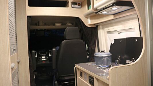 Le bloc cuisine conserve un format standard avec réchaud 2 feux, évier et rallonge