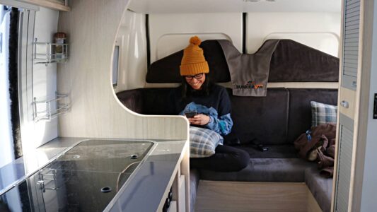 Le jour, le salon en U offre un espace plus convivial qu'une traditionnelle dînette