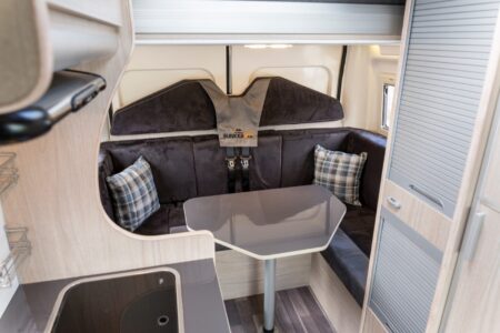 Le salon arrière avec lit de pavillon du Bunkervan Urban (4,96 m)