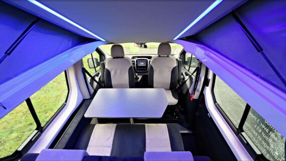 La dînette révèle un espace confortable pour 4 personnes, avec vue panoramique et éclairage led à couleur personnalisable