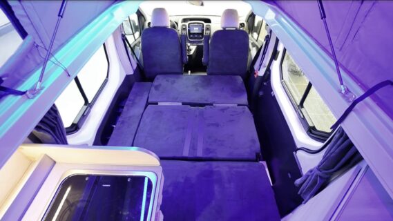 Transformée en lit, la banquette offre un couchage ferme et ample (134 x 187 cm)