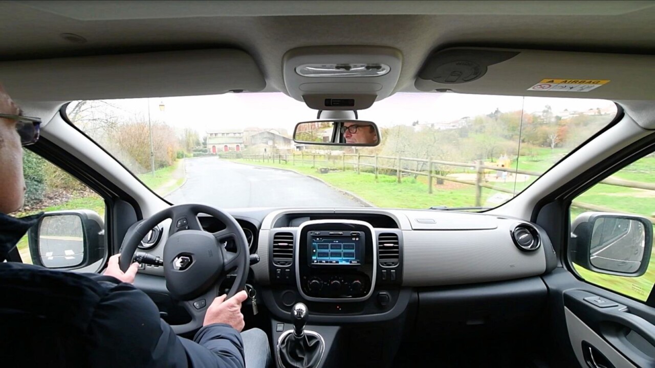 La conduite tout en souplesse du Renault Trafic est sublimée par la motorisation 145 ch. La radio Connect R&Go (Bluetooth USB) est intégrée de série.