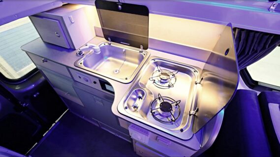 Ouverte sur l'extérieur, la cuisine en L intègre un réchaud 2 feux, un évier avec robinet extensible (cuisine et douche)