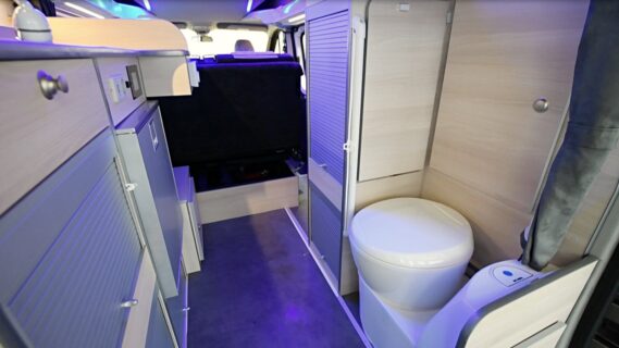 Le WC fixe (ou portable en option) est facile d'accès, il possède un rideau d'intimité et une tablette rabattable de protection après usage