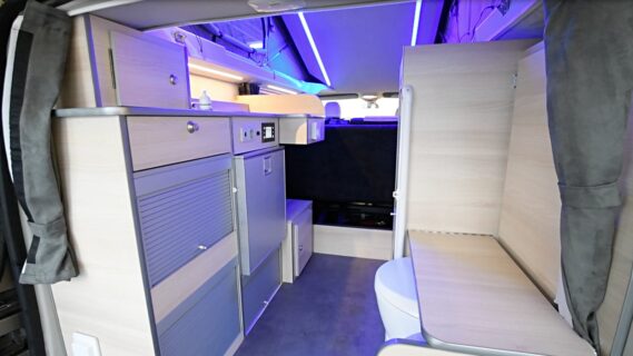 La fonctionnelle cuisine en L est complétée par un réfrigérateur à compression 65 L, un tiroir coulissant et des placards