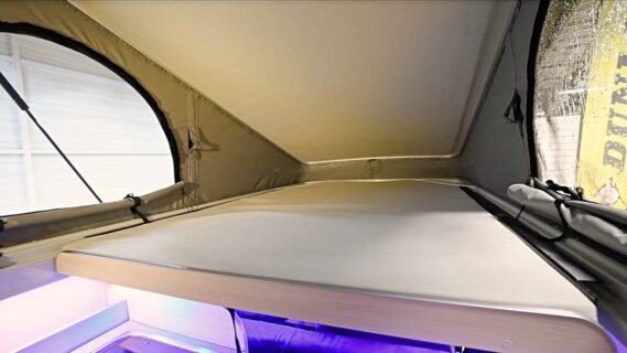 Un lit de toit (122 x 196 cm) très confortable : sommier à lattes, 3 ouvertures, grande hauteur