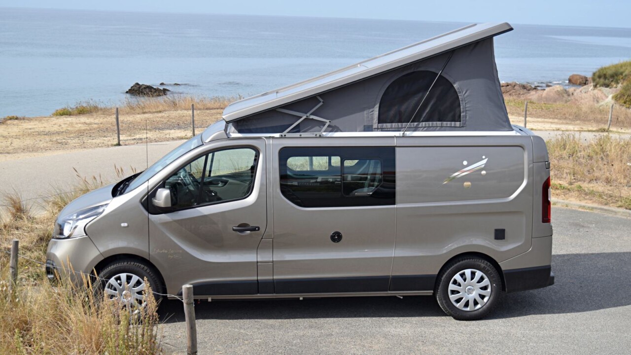 Proposée de base "Blanc Glacier" ou "Gris Taupe" la couleur de peinture métallisée est personnalisable avec supplément (ici en "Beige Cendrée")