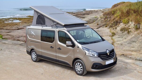 Sur base Renault Trafic, il embarque un équipement complet pour 4 personnes : lit de toit, lit de banquette, dînette, cuisine, douche et WC