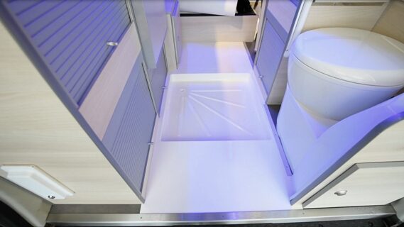 L'Auto Loisirs LV édition anniversaire intègre un bac à douche avec couvercle et rideau type "chaussette"