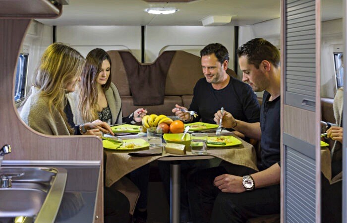 L'aménageur espagnol Bunkervan propose le salon arrière convertible sur plusieurs longueurs de Fiat Ducato, ici le Team Travel (5,99 m)