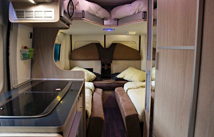 ...la nuit, le lit de pavillon abaissé électriquement offre un couchage double dans la longueur...
