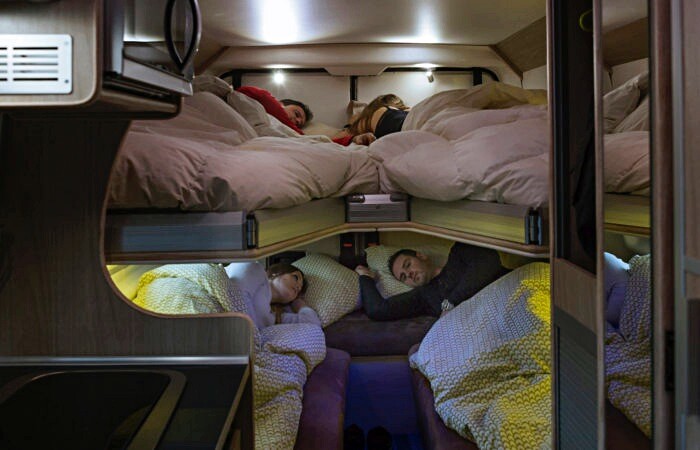 ...associé aux banquettes convertibles en lit double, 4 personnes peuvent dormir à bord du Bunkervan Team Travel (5,99 m)