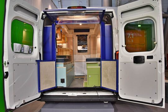 Une fois le PlugVan installé à l'arrière de l'utilitaire, ce dernier prend l'apparence d'un fourgon aménagé comme les autres