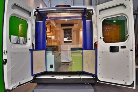 Une fois le PlugVan installé à l'arrière de l'utilitaire, ce dernier prend l'apparence d'un fourgon aménagé comme les autres